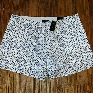 The Limited tailored short 6 white blue quatrefoil